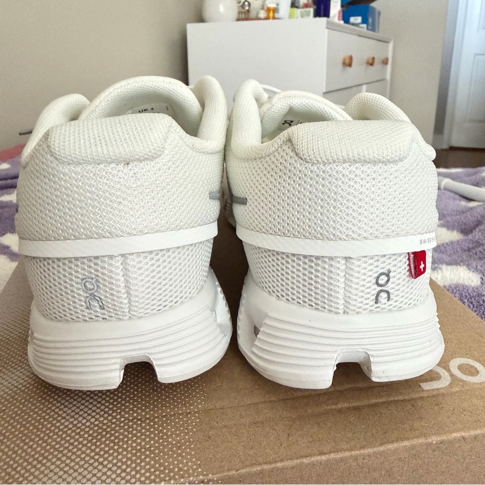 On Running White Cloud 5 Running Sneakers - Picture 4 of 8